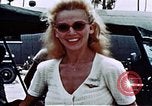 Standbild Carole Landis unterhaltsam Truppen Eniwetok Atoll Marshall Inseln, 1944, aus Sekunde 8 historischem Filmmaterial Videoclip 65675041119