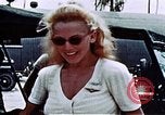 Standbild Carole Landis unterhaltsam Truppen Eniwetok Atoll Marshall Inseln, 1944, aus Sekunde 9 historischem Filmmaterial Videoclip 65675041119