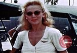 Standbild Carole Landis unterhaltsam Truppen Eniwetok Atoll Marshall Inseln, 1944, aus Sekunde 10 historischem Filmmaterial Videoclip 65675041119