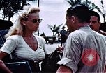 Standbild Carole Landis unterhaltsam Truppen Eniwetok Atoll Marshall Inseln, 1944, aus Sekunde 17 historischem Filmmaterial Videoclip 65675041119
