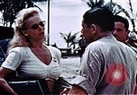 Standbild Carole Landis unterhaltsam Truppen Eniwetok Atoll Marshall Inseln, 1944, aus Sekunde 18 historischem Filmmaterial Videoclip 65675041119