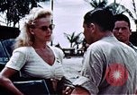 Standbild Carole Landis unterhaltsam Truppen Eniwetok Atoll Marshall Inseln, 1944, aus Sekunde 21 historischem Filmmaterial Videoclip 65675041119