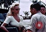 Standbild Carole Landis unterhaltsam Truppen Eniwetok Atoll Marshall Inseln, 1944, aus Sekunde 22 historischem Filmmaterial Videoclip 65675041119
