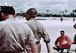 Standbild Carole Landis unterhaltsam Truppen Eniwetok Atoll Marshall Inseln, 1944, aus Sekunde 33 historischem Filmmaterial Videoclip 65675041119