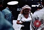 Standbild Carole Landis unterhaltsam Truppen Eniwetok Atoll Marshall Inseln, 1944, aus Sekunde 37 historischem Filmmaterial Videoclip 65675041119