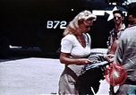 Standbild Carole Landis unterhaltsam Truppen Eniwetok Atoll Marshall Inseln, 1944, aus Sekunde 44 historischem Filmmaterial Videoclip 65675041119