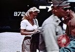 Standbild Carole Landis unterhaltsam Truppen Eniwetok Atoll Marshall Inseln, 1944, aus Sekunde 46 historischem Filmmaterial Videoclip 65675041119
