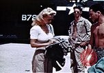 Standbild Carole Landis unterhaltsam Truppen Eniwetok Atoll Marshall Inseln, 1944, aus Sekunde 47 historischem Filmmaterial Videoclip 65675041119