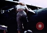 Standbild Carole Landis unterhaltsam Truppen Eniwetok Atoll Marshall Inseln, 1944, aus Sekunde 49 historischem Filmmaterial Videoclip 65675041119