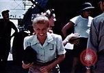 Standbild Carole Landis unterhaltsam Truppen Eniwetok Atoll Marshall Inseln, 1944, aus Sekunde 55 historischem Filmmaterial Videoclip 65675041119