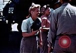 Standbild Carole Landis unterhaltsam Truppen Eniwetok Atoll Marshall Inseln, 1944, aus Sekunde 57 historischem Filmmaterial Videoclip 65675041119