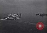 Standbild C-82 Flugzeuge Air Drop liefert Korea, 1950, aus Sekunde 4 historischem Filmmaterial Videoclip 65675041138
