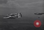 Standbild C-82 Flugzeuge Air Drop liefert Korea, 1950, aus Sekunde 9 historischem Filmmaterial Videoclip 65675041138