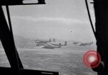 Standbild C-82 Flugzeuge Air Drop liefert Korea, 1950, aus Sekunde 15 historischem Filmmaterial Videoclip 65675041138