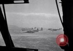 Standbild C-82 Flugzeuge Air Drop liefert Korea, 1950, aus Sekunde 17 historischem Filmmaterial Videoclip 65675041138