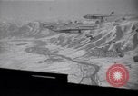 Standbild C-82 Flugzeuge Air Drop liefert Korea, 1950, aus Sekunde 29 historischem Filmmaterial Videoclip 65675041138