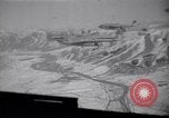Standbild C-82 Flugzeuge Air Drop liefert Korea, 1950, aus Sekunde 30 historischem Filmmaterial Videoclip 65675041138