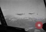 Standbild C-82 Flugzeuge Air Drop liefert Korea, 1950, aus Sekunde 48 historischem Filmmaterial Videoclip 65675041138