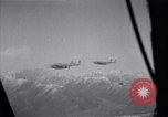 Standbild C-82 Flugzeuge Air Drop liefert Korea, 1950, aus Sekunde 51 historischem Filmmaterial Videoclip 65675041138