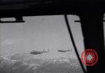 Standbild C-82 Flugzeuge Air Drop liefert Korea, 1950, aus Sekunde 52 historischem Filmmaterial Videoclip 65675041138