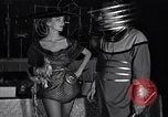 Image tales de demain fashion show United States USA, 1951, de la seconde 48 séquences d'archives historiques vidéo 65675041141