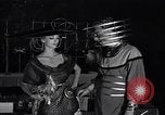 Image tales de demain fashion show United States USA, 1951, de la seconde 50 séquences d'archives historiques vidéo 65675041141