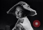 Standbild französische Hüte Frankreich, 1952, aus Sekunde 42 historischem Filmmaterial Videoclip 65675041157