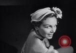 Standbild französische Hüte Frankreich, 1952, aus Sekunde 61 historischem Filmmaterial Videoclip 65675041157