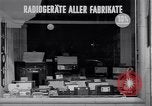 Immagine di Negozio dipartimentale Berlino Germania, 1952, secondo 47 filmato di repertorio 65675041178