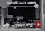 Immagine di Negozio dipartimentale Berlino Germania, 1952, secondo 48 filmato di repertorio 65675041178