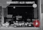 Immagine di Negozio dipartimentale Berlino Germania, 1952, secondo 50 filmato di repertorio 65675041178