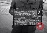 Immagine di La polizia tedesca officer dirige il traffico Berlino Germania, 1952, secondo 1 filmato di repertorio 65675041180