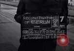 Immagine di La polizia tedesca officer dirige il traffico Berlino Germania, 1952, secondo 3 filmato di repertorio 65675041180