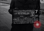 Immagine di La polizia tedesca officer dirige il traffico Berlino Germania, 1952, secondo 4 filmato di repertorio 65675041180