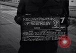 Immagine di La polizia tedesca officer dirige il traffico Berlino Germania, 1952, secondo 5 filmato di repertorio 65675041180