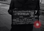 Immagine di La polizia tedesca officer dirige il traffico Berlino Germania, 1952, secondo 6 filmato di repertorio 65675041180