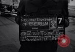 Immagine di La polizia tedesca officer dirige il traffico Berlino Germania, 1952, secondo 7 filmato di repertorio 65675041180