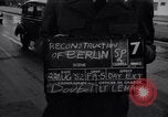 Immagine di La polizia tedesca officer dirige il traffico Berlino Germania, 1952, secondo 8 filmato di repertorio 65675041180