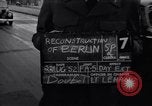 Immagine di La polizia tedesca officer dirige il traffico Berlino Germania, 1952, secondo 9 filmato di repertorio 65675041180