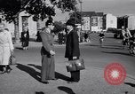 Immagine di La polizia tedesca officer dirige il traffico Berlino Germania, 1952, secondo 12 filmato di repertorio 65675041180