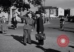 Immagine di La polizia tedesca officer dirige il traffico Berlino Germania, 1952, secondo 14 filmato di repertorio 65675041180
