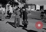 Immagine di La polizia tedesca officer dirige il traffico Berlino Germania, 1952, secondo 15 filmato di repertorio 65675041180
