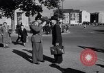 Immagine di La polizia tedesca officer dirige il traffico Berlino Germania, 1952, secondo 16 filmato di repertorio 65675041180