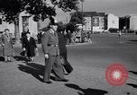 Immagine di La polizia tedesca officer dirige il traffico Berlino Germania, 1952, secondo 17 filmato di repertorio 65675041180
