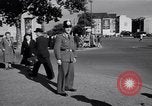 Immagine di La polizia tedesca officer dirige il traffico Berlino Germania, 1952, secondo 18 filmato di repertorio 65675041180
