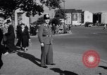 Immagine di La polizia tedesca officer dirige il traffico Berlino Germania, 1952, secondo 19 filmato di repertorio 65675041180
