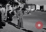 Immagine di La polizia tedesca officer dirige il traffico Berlino Germania, 1952, secondo 20 filmato di repertorio 65675041180