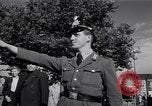 Immagine di La polizia tedesca officer dirige il traffico Berlino Germania, 1952, secondo 26 filmato di repertorio 65675041180