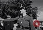 Immagine di La polizia tedesca officer dirige il traffico Berlino Germania, 1952, secondo 27 filmato di repertorio 65675041180