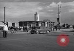 Immagine di La polizia tedesca officer dirige il traffico Berlino Germania, 1952, secondo 31 filmato di repertorio 65675041180